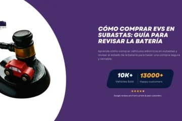 Martillo de subasta con un pequeño automóvil rojo sobre una base negra, junto al texto sobre cómo comprar vehículos eléctricos en subastas y revisar su batería.