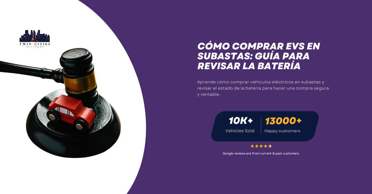 Martillo de subasta con un pequeño automóvil rojo sobre una base negra, junto al texto sobre cómo comprar vehículos eléctricos en subastas y revisar su batería.