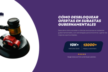 Martillo de subasta con un pequeño automóvil rojo sobre una base negra, junto al texto sobre cómo desbloquear ofertas en subastas gubernamentales.