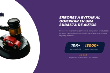 Martillo de subasta con un pequeño automóvil rojo sobre una base negra, junto al texto sobre errores a evitar al comprar en una subasta de autos.